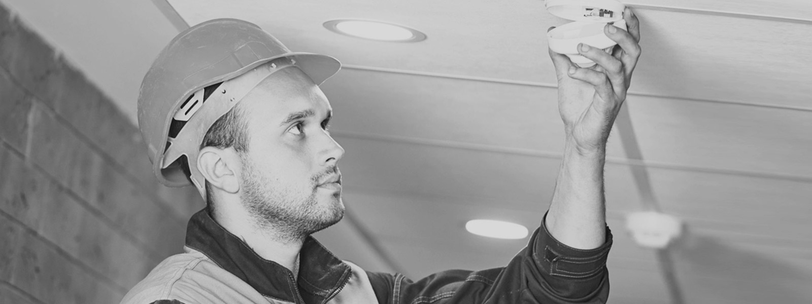 inspecteur-controleert-rookmelder
